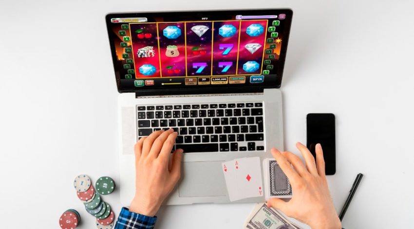 Una foto de alguien jugando un juego de casino usando su computadora portátil